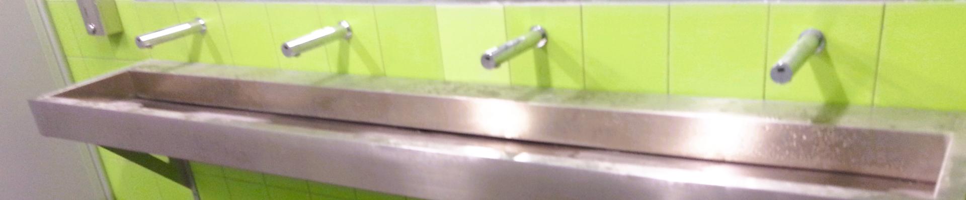 STADE DE TOULOUSE urinoirs collectifs suspendus / lavabos rigoles
