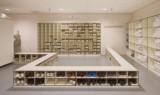 Overstapbank met schoenenvakken en open kledingkasten